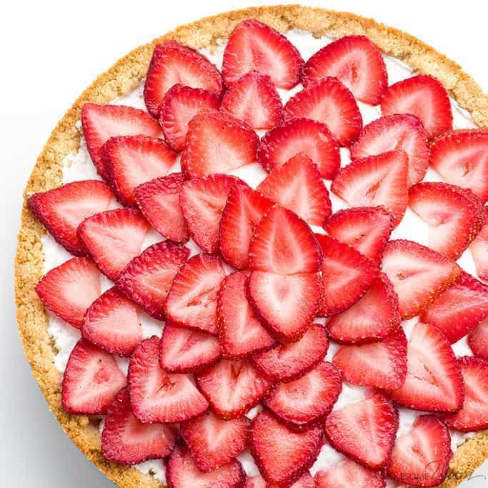 Easy Strawberry Tart Recipe (Paleo, Low Carb, Sugar-free) - This easy strawberry tart recipe has only 5 ingredients! Made with fresh strawberries, it's also paleo, sugar-free, gluten-free, and low carb. Detail: img-6030