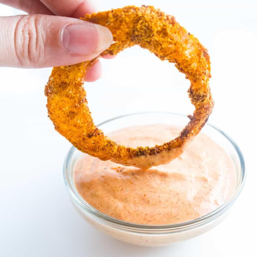 Alowcarbdipthat'spaleo&gluten free,too!Thisspicylowcarbdippingsauceisperfectforallkindsofappetizers,especiallyonionrings.