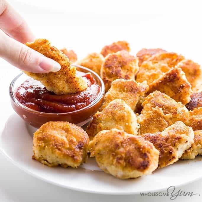 This paleo, low carb chicken nuggets recipe is easy to prepare with just 5 ingredients. You can make them fried or baked! Detail: 5-ingredient-low-carb-baked-chicken-nuggets-paleo-gluten-free-1