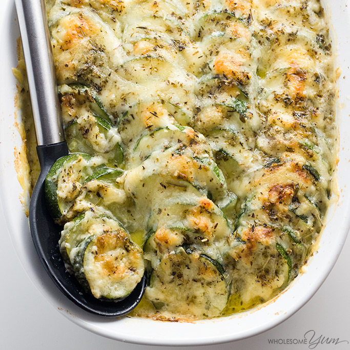 BakedEasyCheesyZucchiniCasseroleRecipe(ZucchiniGratin) Thiseasyzucchinigratinrecipeisabakedcheesyzucchinicasserolethateveryonewilllove!Healthy,lowcarb,gluten free,anddelicious.Onlyminutespreptime&simpleingredients!