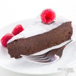 Gluten-Free Sugar-Free Flourless Chocolate Cake Recipe - This gluten-free sugar-free flourless chocolate cake recipe needs just FIVE INGREDIENTS! Made with sugar-free chocolate and your sweetener of choice, this is the best flourless chocolate cake recipe ever! Naturally keto and low carb.