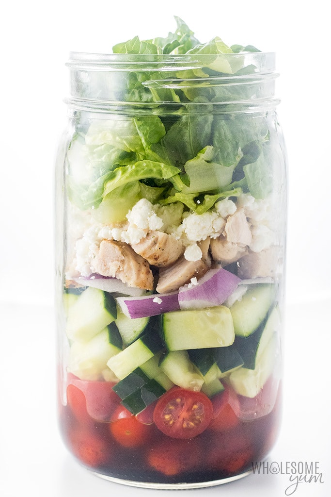 Healthy Low Carb Meal Prep: Greek Mason Jar Salad Recipe with Chicken - This Greek Mason jar salad recipe with chicken makes for super easy low carb meal prep! Just a few common ingredients & 10 minutes prep time.