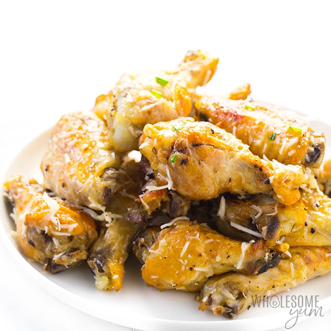 Easy Slow Cooker Garlic Parmesan Chicken Wings Recipe - Learn how to make garlic parmesan chicken wings that are SO CRISPY! This easy slow cooker chicken wings recipe needs just 4 ingredients and quick prep.