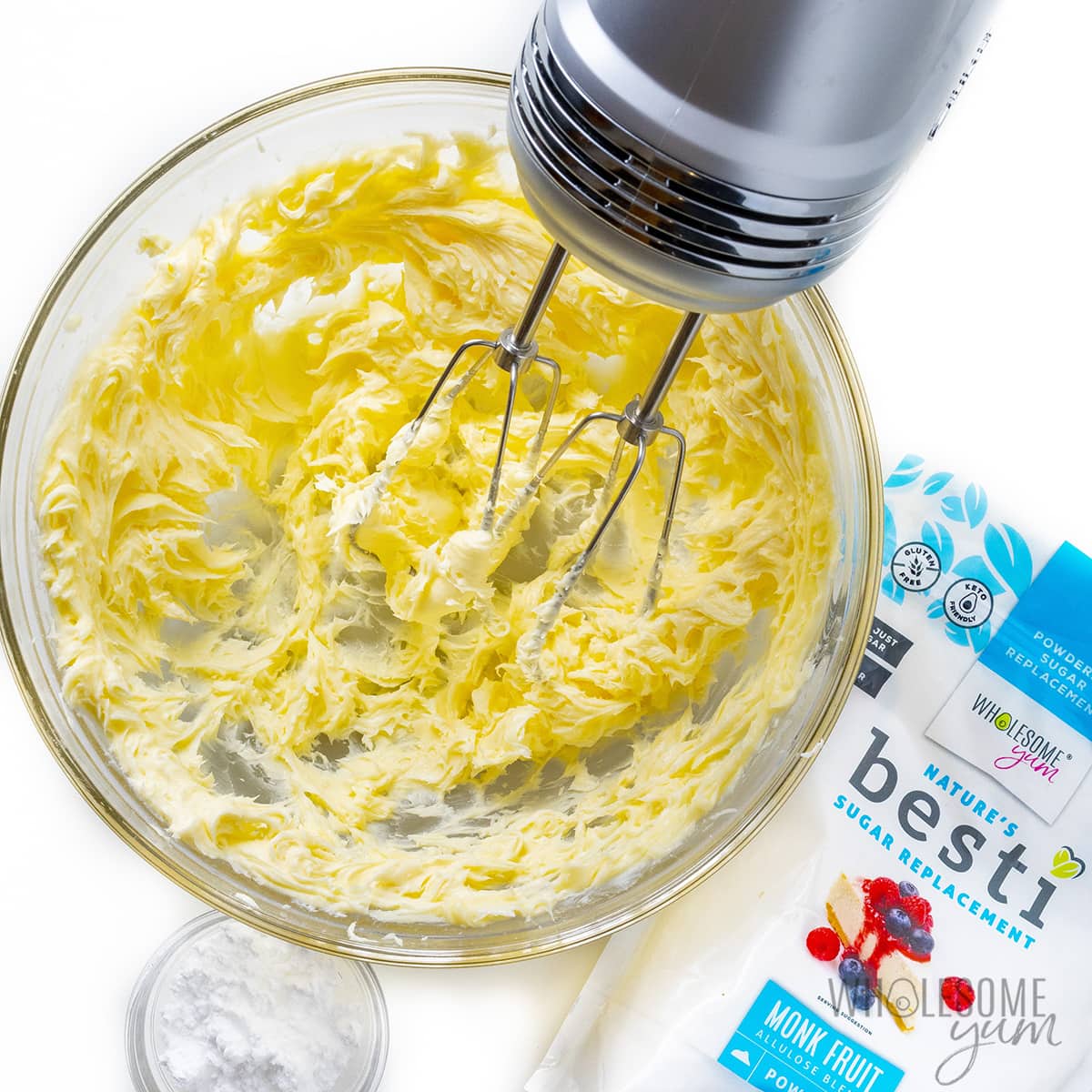 Put butter and Besti in a bowl with an electric mixer.