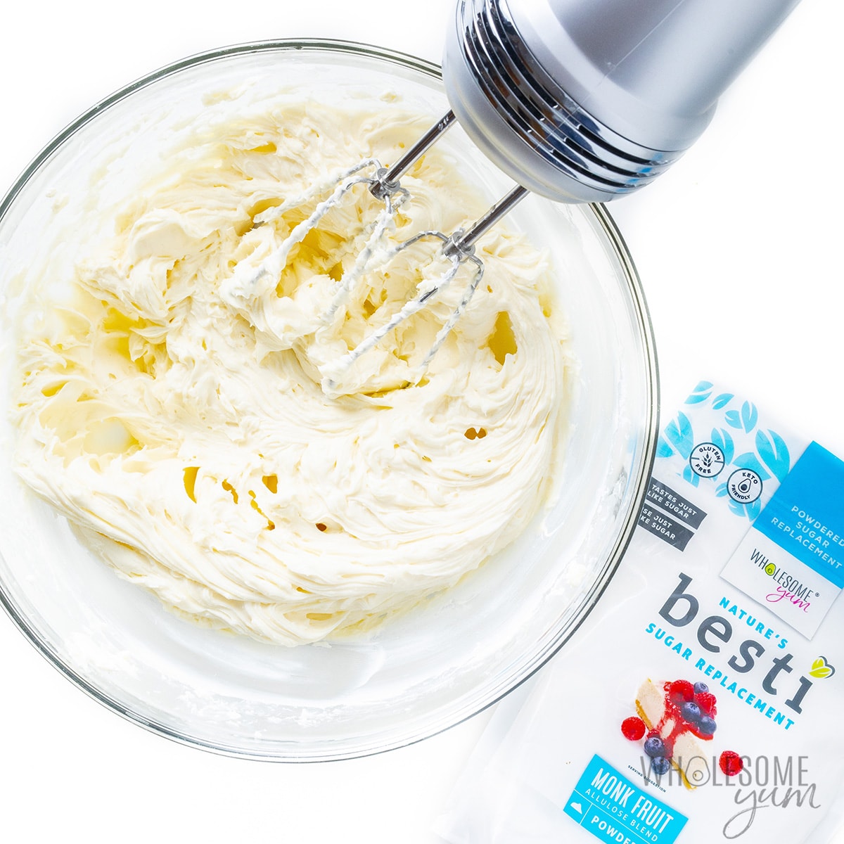 Beat cream cheese with Besti powder in a bowl.