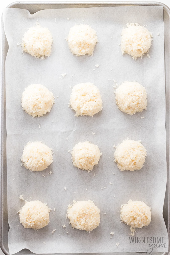 Gluten-Free Keto Coconut Macaroons Recipe - The best gluten-free keto coconut macaroons recipe takes just 25 minutes! Learn how to make coconut macaroons with just 6 ingredients + one bowl.