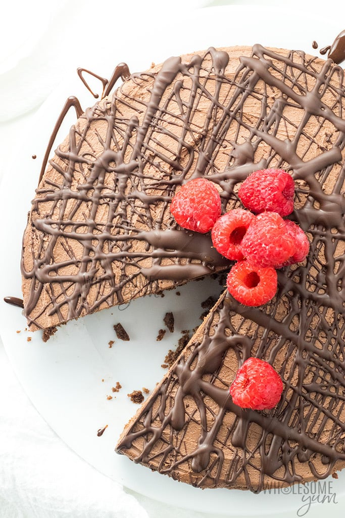 Keto Low Carb No Bake Chocolate Cheesecake Recipe - An easy no bake chocolate cheesecake recipe with 20 minute prep! Keto low carb chocolate cheesecake has just 5 ingredients in the crust & 4 in the filling.