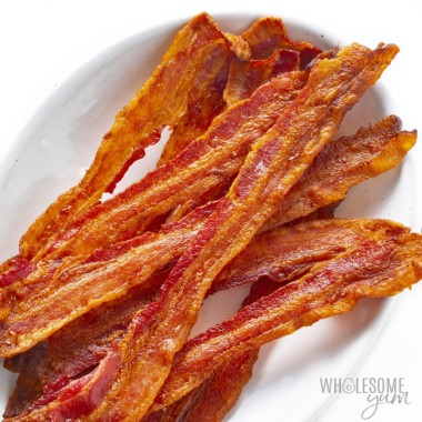 Crispy bacon in the oven, on a plate