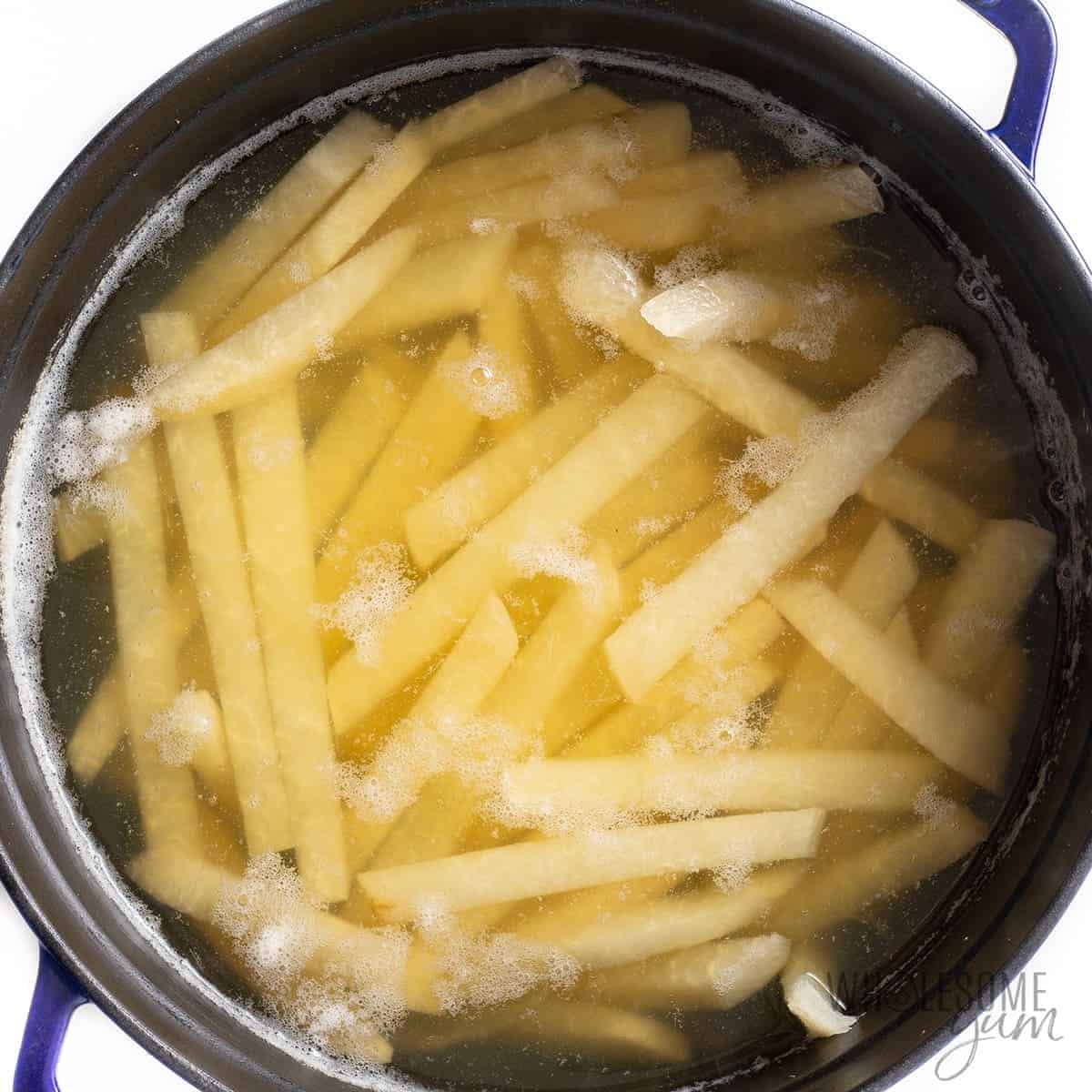 Papas fritas de jícama en la freidora (¡crujientes y bajas en carbohidratos!)