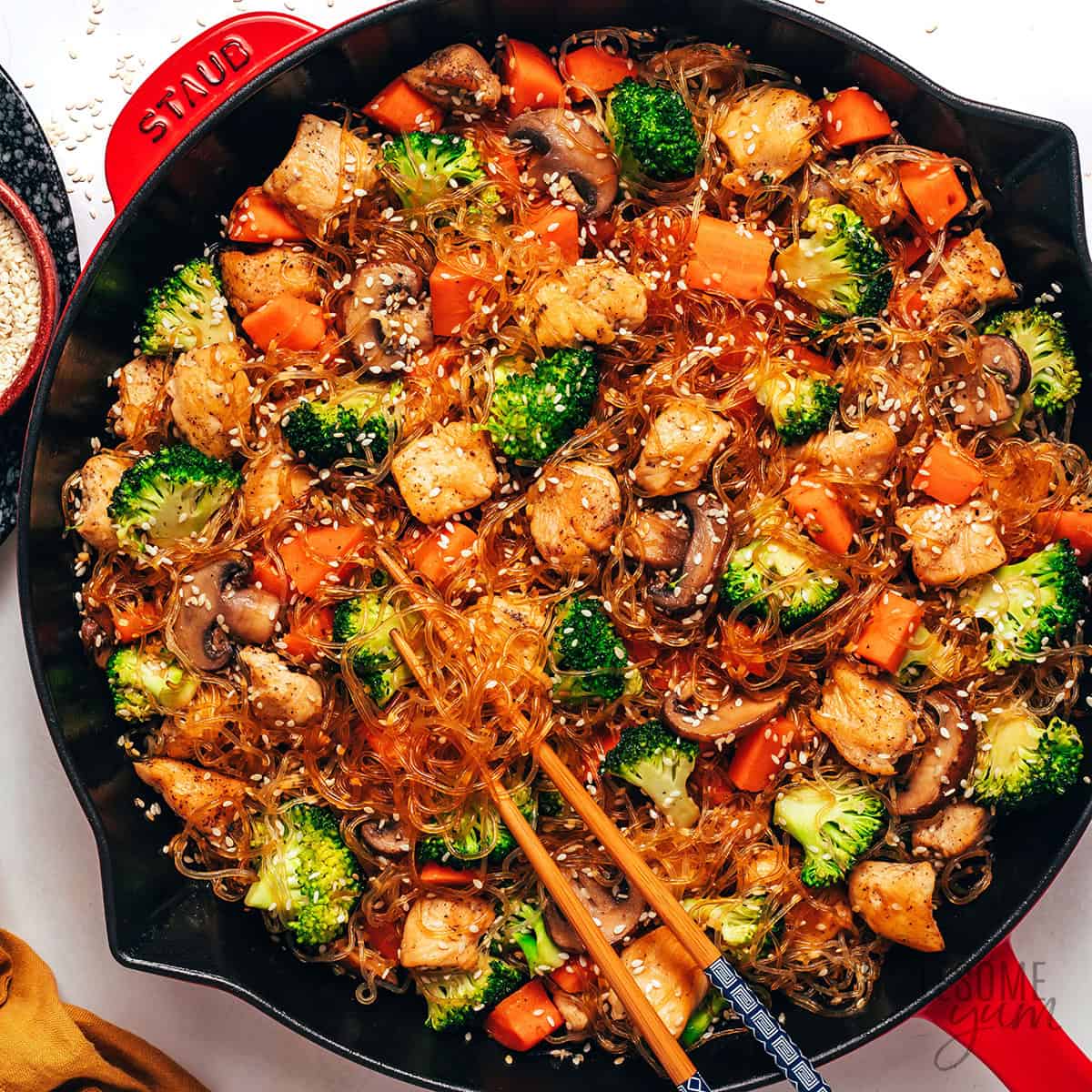 Kelp nooddles with chicken, veggies, and the perfect Asian sauce.