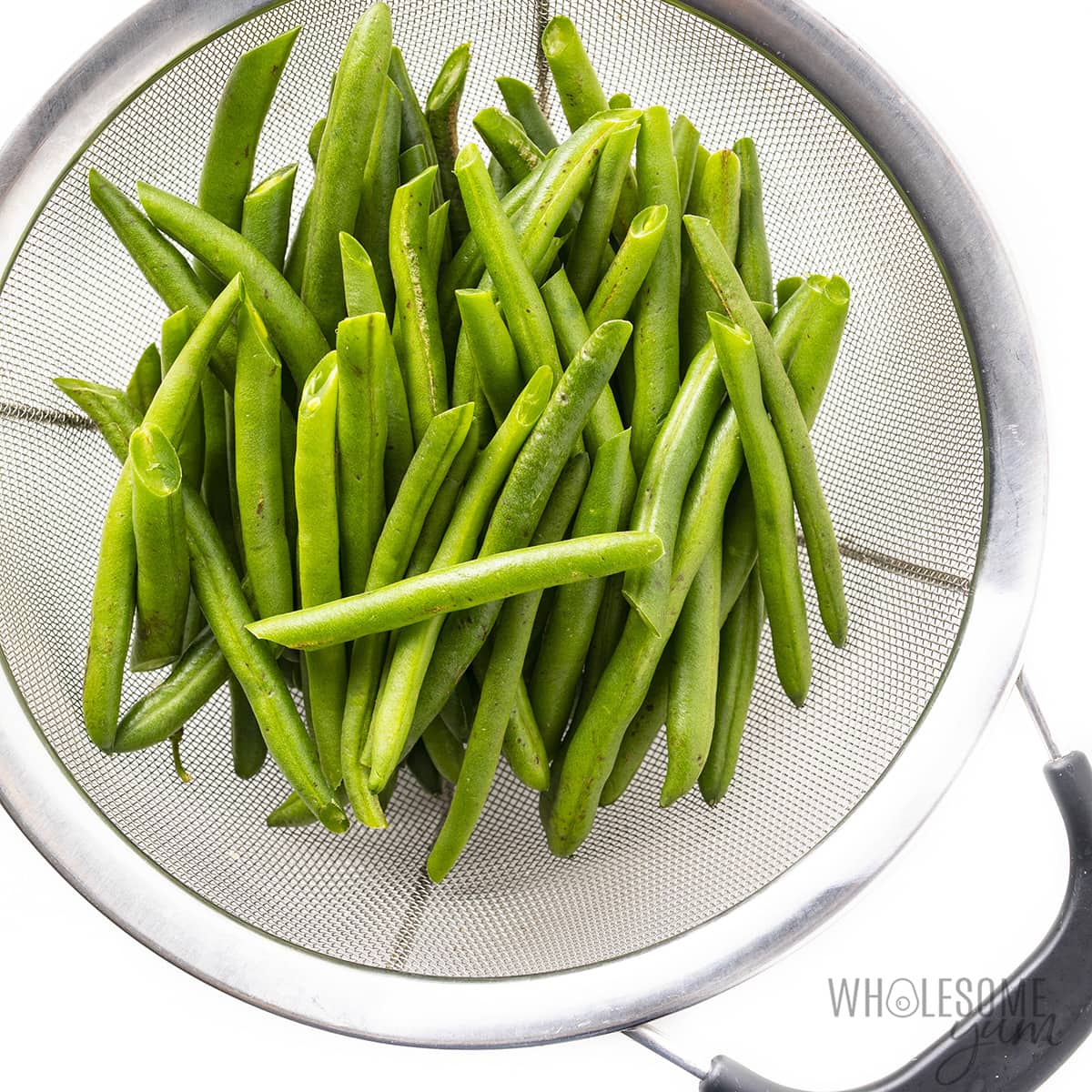Trimmed green beans in a colander.