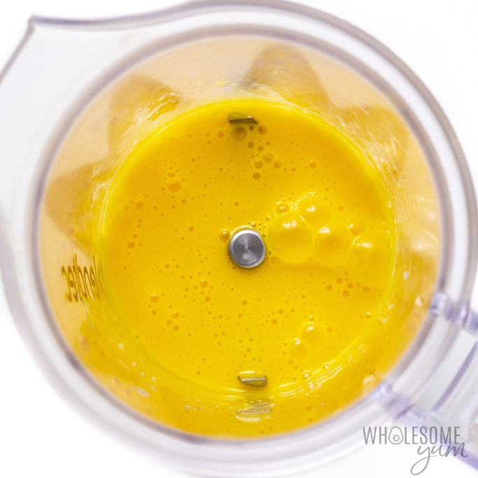 Egg yolks and lemon juice blended in a blender