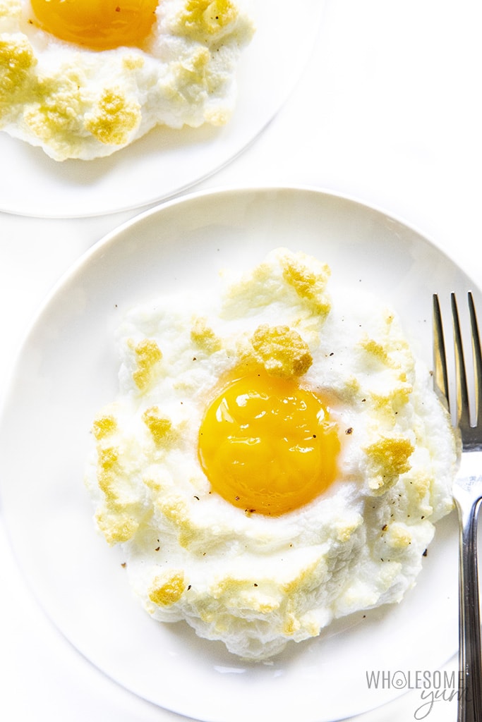 jajka w chmurze na 2 talerzach