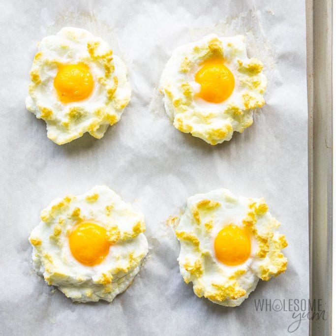  Nuages d'œufs sur une plaque à pâtisserie une fois terminé 
