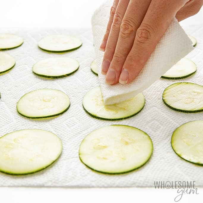 Drying zucchini slices with paper towel