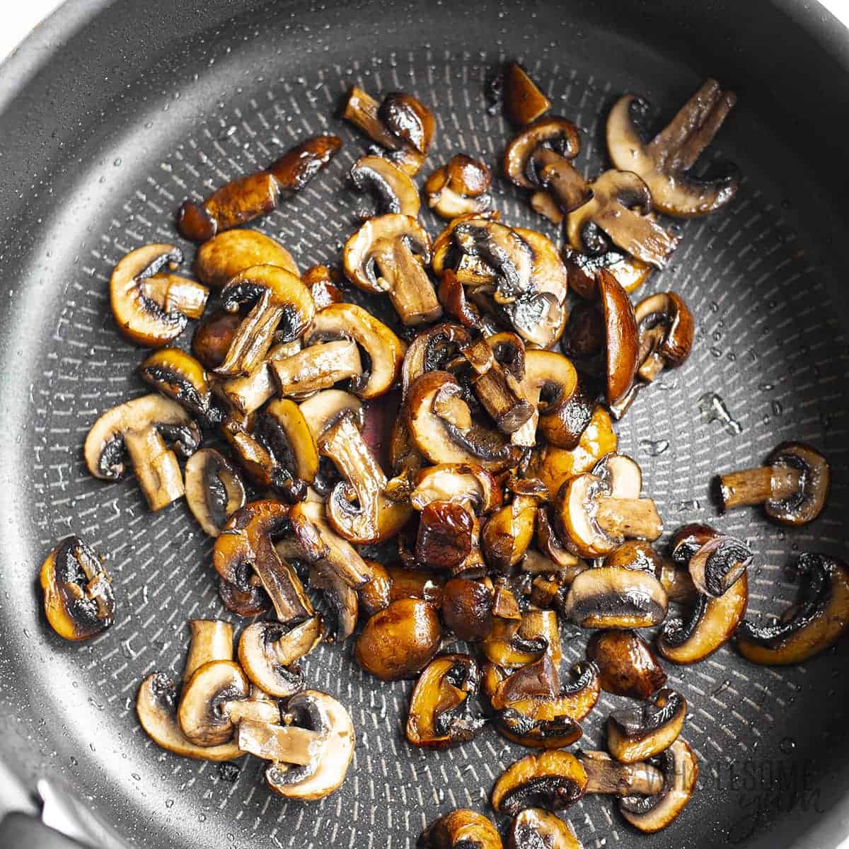 Sauteed mushrooms in skillet