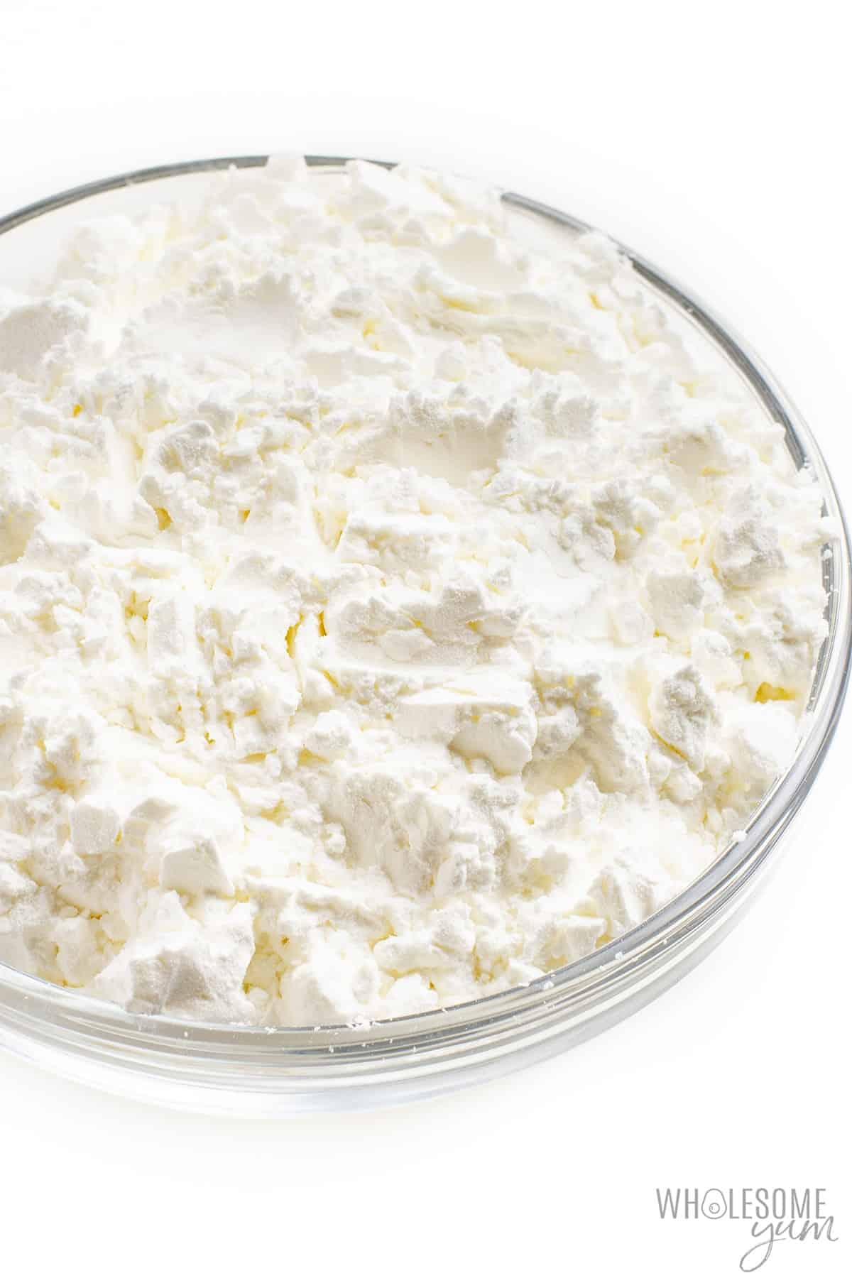 Is cornstarch keto? This bowl of cornstarch is too high in carbs to be keto friendly.
