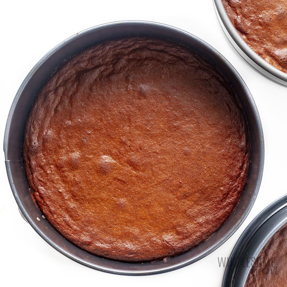 Baked cakes in pans.