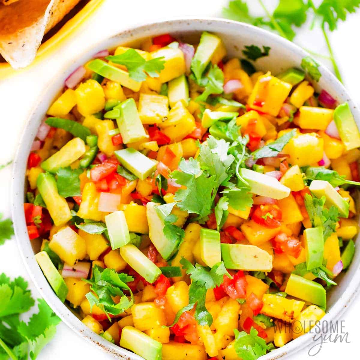 Mix the pineapple-finished salsa in a bowl.