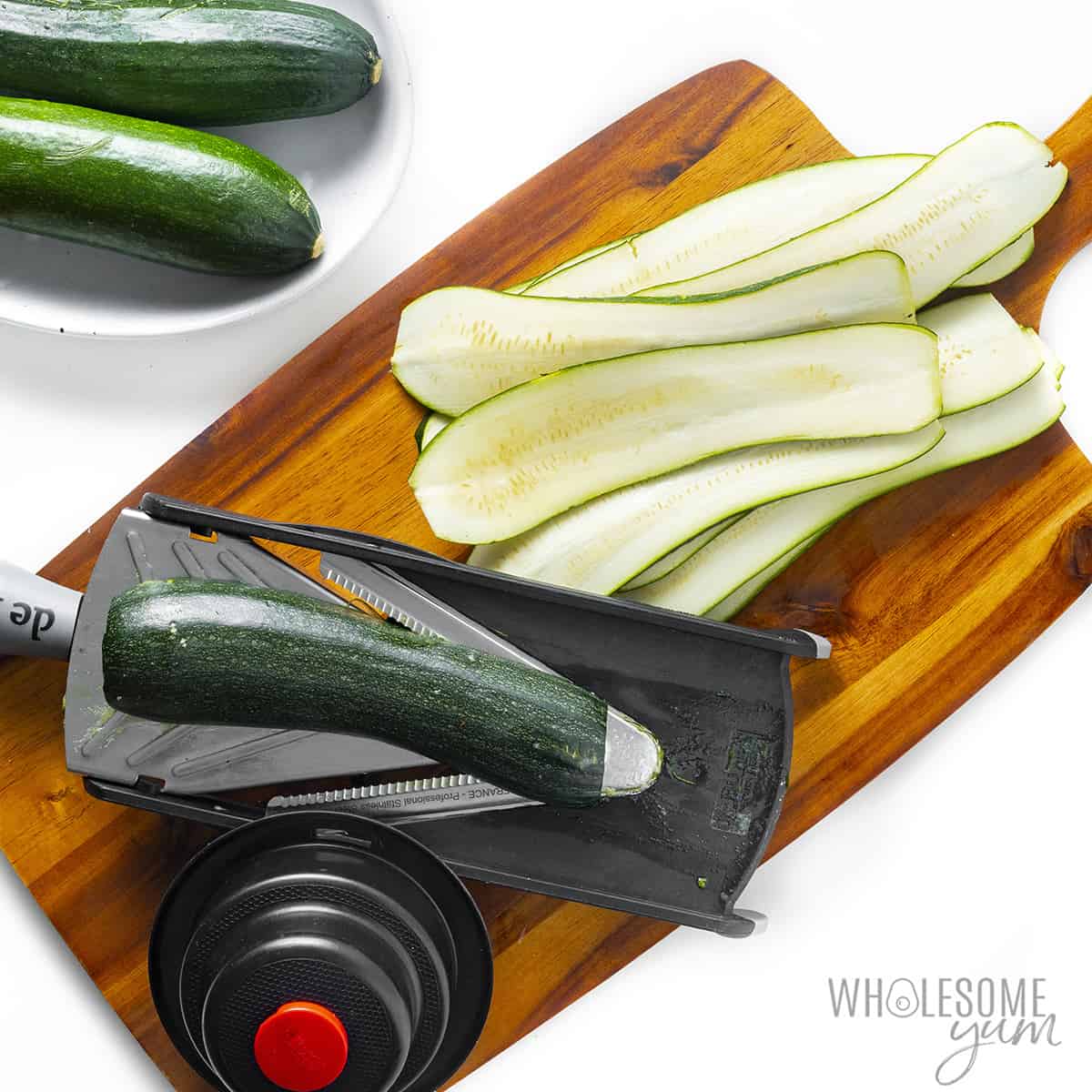 Cut the zucchini into strips.