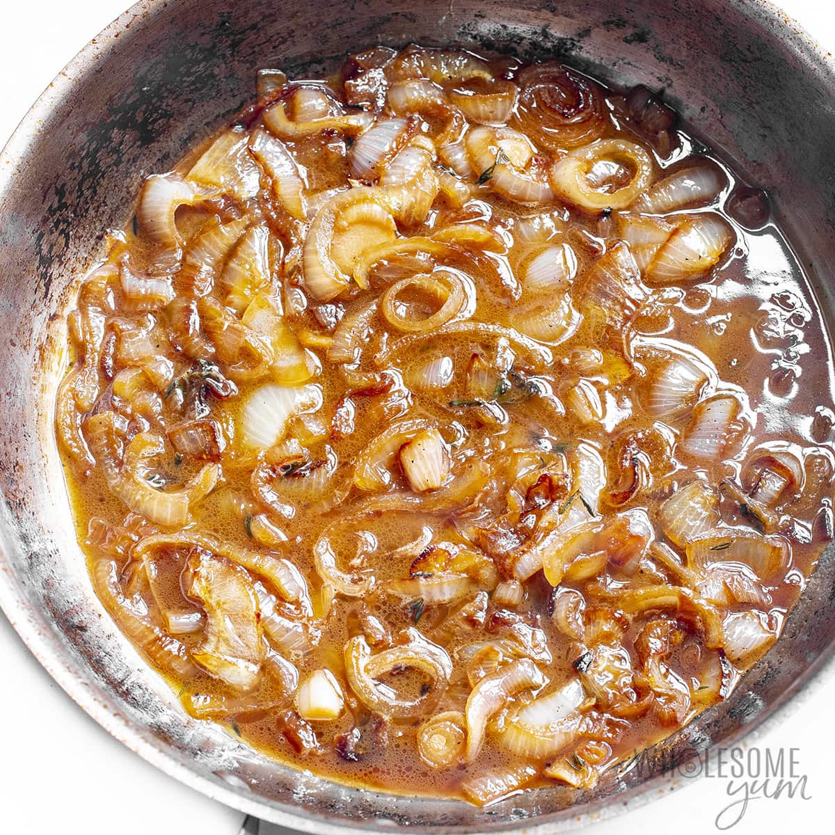 Caramelize the onions completely in a saucepan with the broth and white wine.