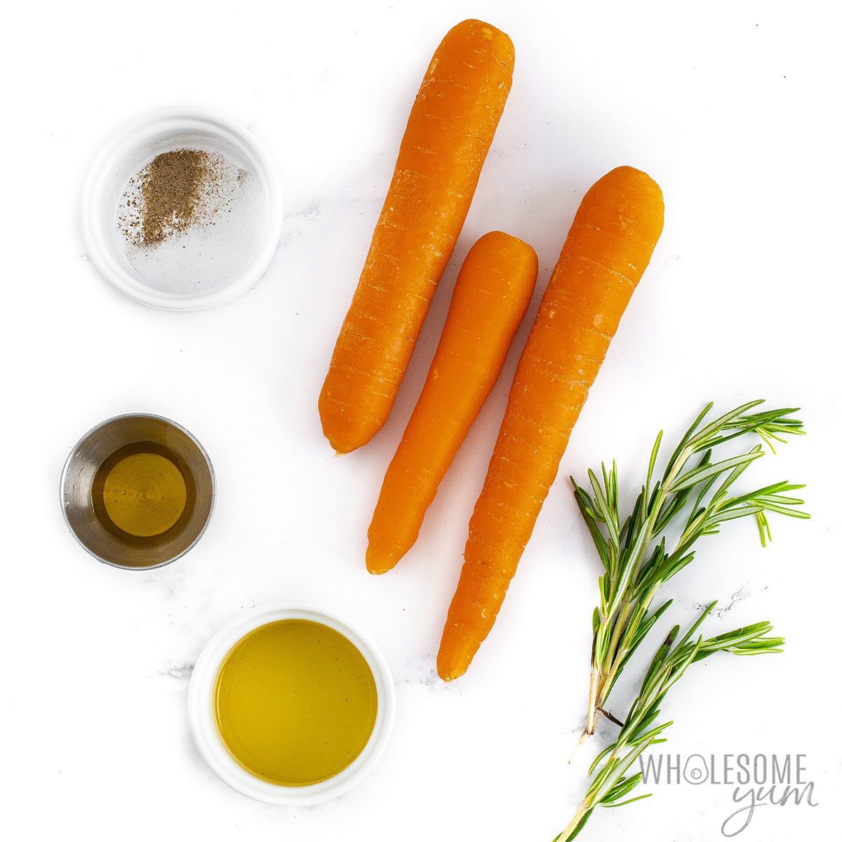 Zanahorias y otros ingredientes para prepararlas en la freidora.