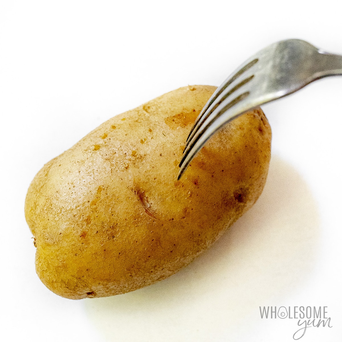 Patatas machacadas con un tenedor.