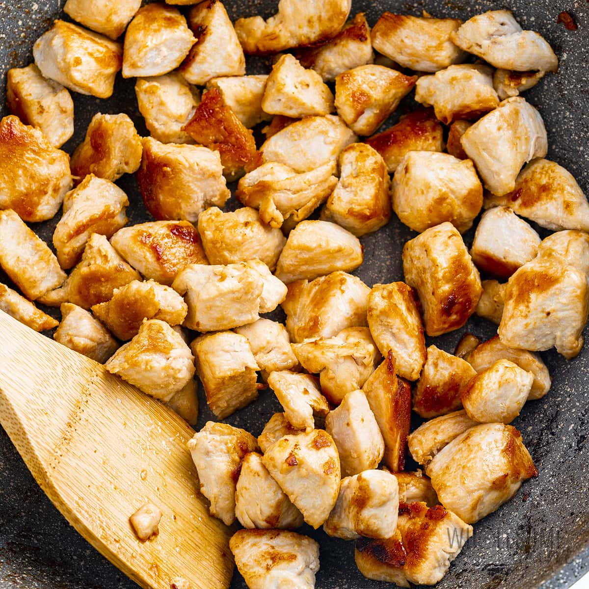 Pollo cocido dorado al wok.