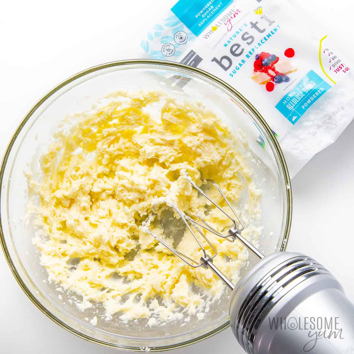 Mixing mascarpone and Besti powdered in a bowl.