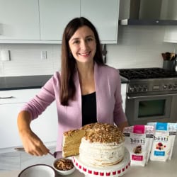 Maya serving medovik honey cake with a spatula and Besti sweeteners.